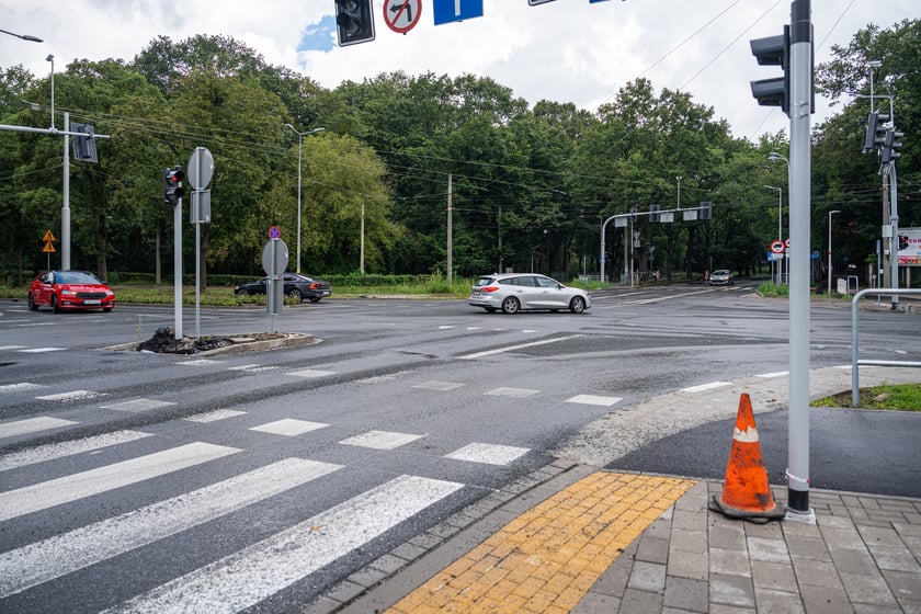 Skrzyżowanie alei Wielkiej Wyspy z ulicą Mickiewicza i aleją Paderewskiego